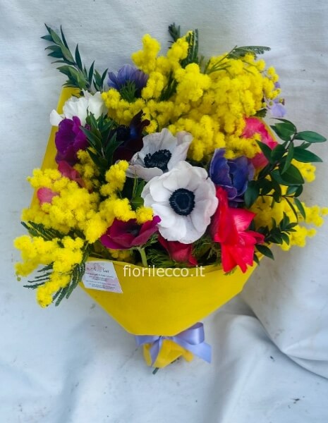 Bouquet di anemoli con mimosa