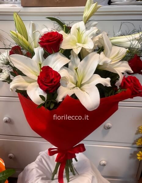 Bouquet lilium bianco fiori bianchi e rose rosse